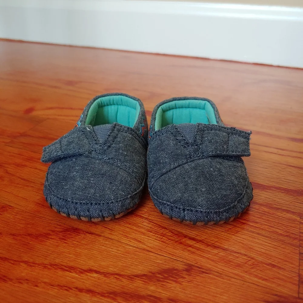 Toms Crib Shoes Baby Infant Size 2 Denim Fabric Soft Soles Hook And Loop Closure